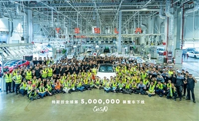 Tesla a 5 milyonèm machin ofisyèlman woule sou liy pwodiksyon an