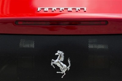 Ferrari ogmante pespektiv pèfòmans 2023