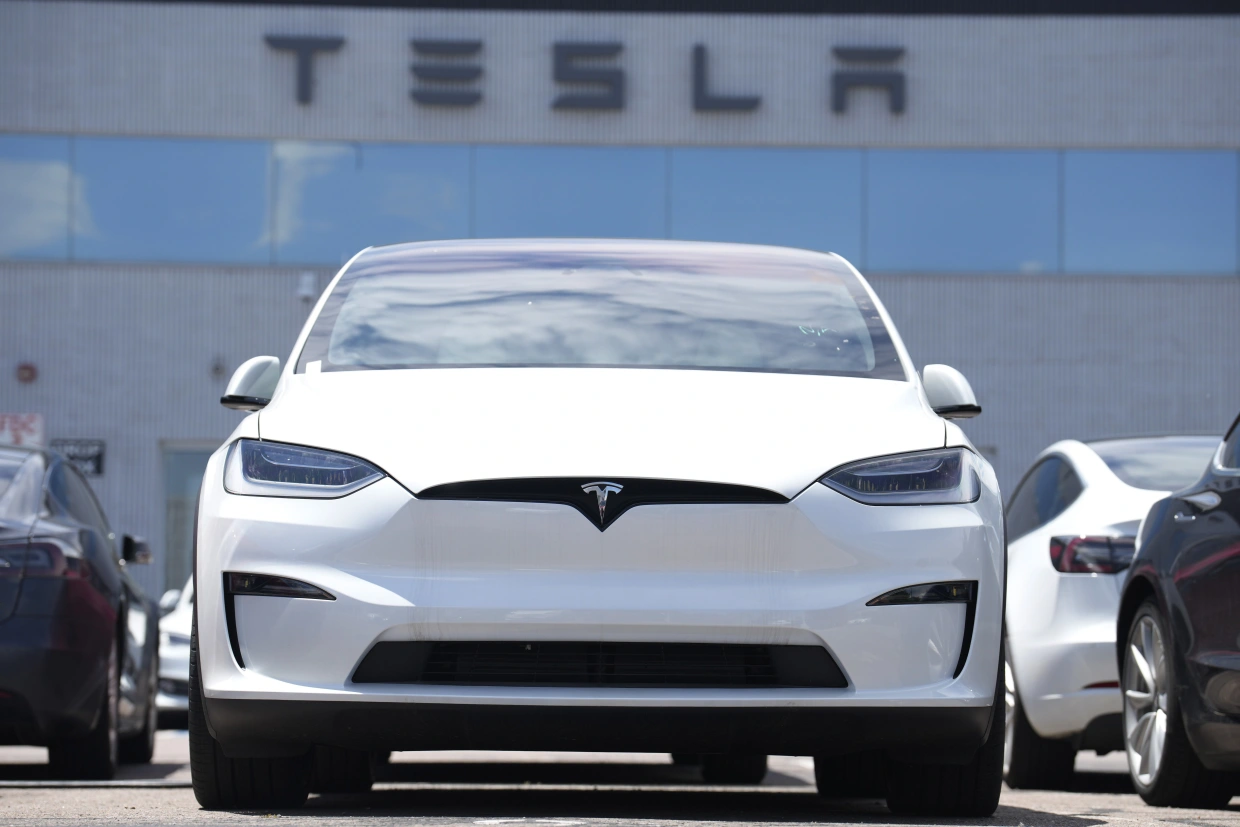 Tesla diminye pri globalman